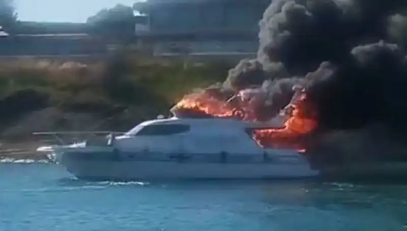 Çeşme Marinada Büyüleyen Yat Yangını: Alevler Gökyüzüne Uçtu