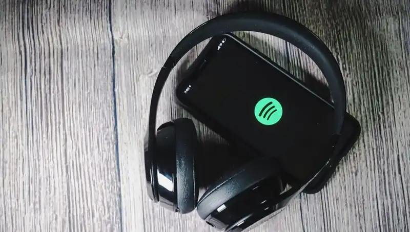 Yapay Zeka Tehlikesi: Spotify Ölü Sanatçıların Sesinden Yeni Şarkılar Yayınlıyor