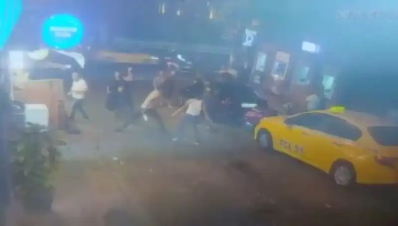 Beyoğlu'nda Çıkan Laf Atma Kavgasında Kan Döküldü!