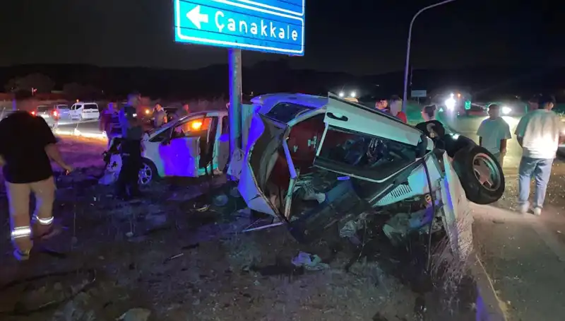 Çanakkale'de Otomobil Kazası: Çok Sayıda Yaralı ve Acil Müdahale