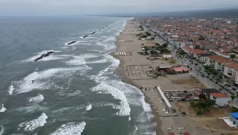 Sakarya'da İki İlçede Deniz Yasağı: Nedenleri ve Etkileri