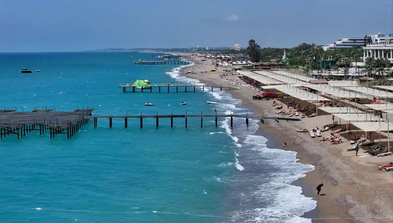 Antalya Sahillerinde Güneşli Hava Yoğunluğu: Tatilcilerin İlgisi Artıyor