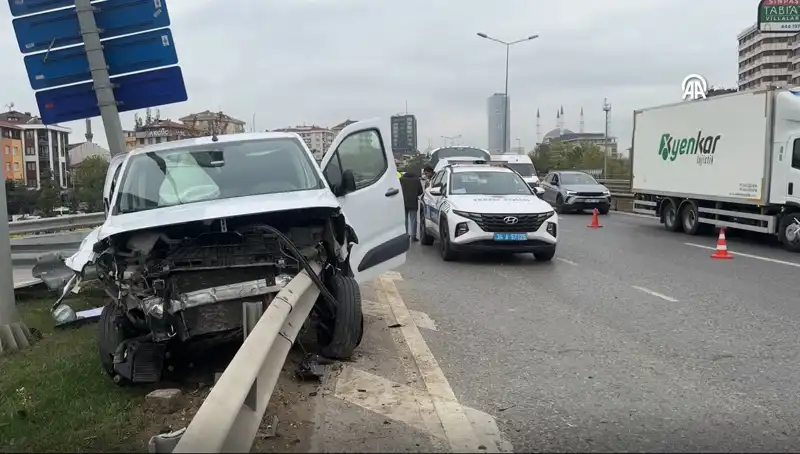 Otoyolda Feci Kaza: Araç Bariyere Saplanarak Hurdaya Döndü