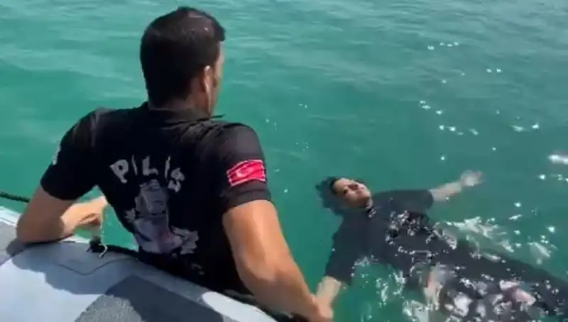 Baraj Gölünde Düşen Kadın, Gemi Adamları Tarafından Kurtarıldı!