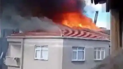 Bağcılar'da Göze Çarpan Bina Yangını: Alevler Çatıda Etkili Oldu