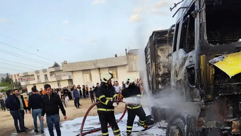 Park Halindeki TIR'lardan Biri Alev Alev Yandı: Olayın Sebepleri Neler?