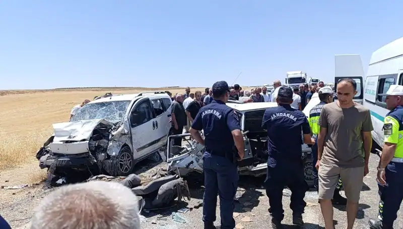 Hafif Ticari Araç ile Otomobil Çarpıştı: Korkunç Kaza 4 Can Aldı