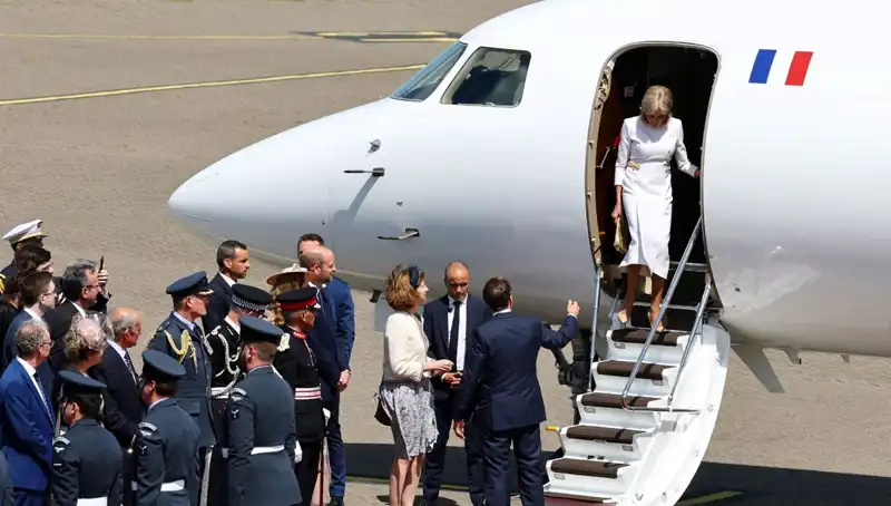 Eşi Brigitte Macron’un Elini Bıraktı: O Anın Arkasındaki Şok Edici Sebep
