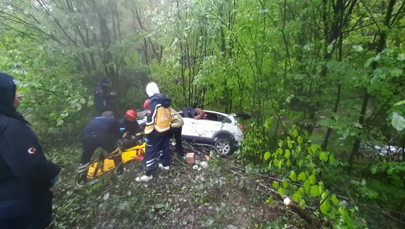 Direksiyon Hakimiyetini Kaybederken Ormana Uçan Araçta Can Pazarı
