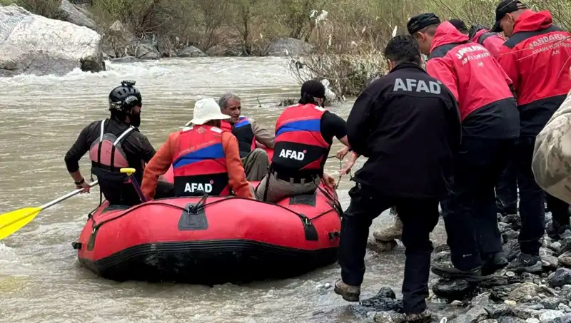 Zap Suyunda Mahsur Kalan 4 Kişi İtfaiye Tarafından Kurtarıldı