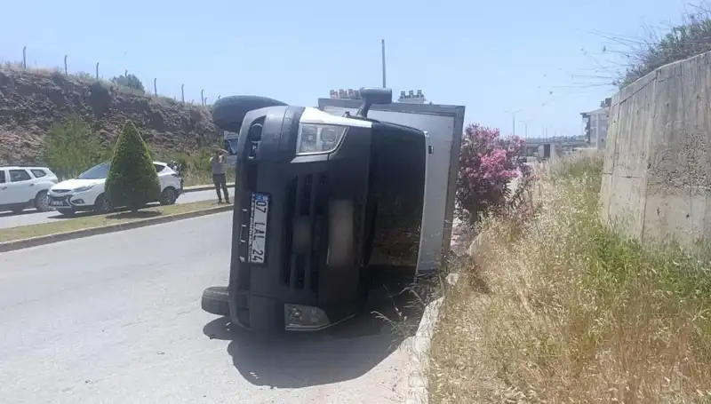 Ticari Araç Kazası: Kamyonet Devrildi, Yaralılar Var!