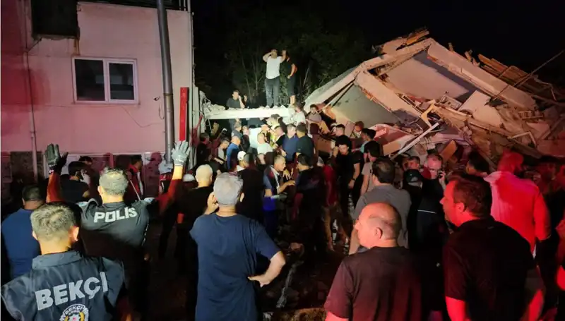 Balıkesir Sındırgı'da 6,1 Büyüklüğünde Deprem! Hayatını Kaybeden ve Yaralılar Var