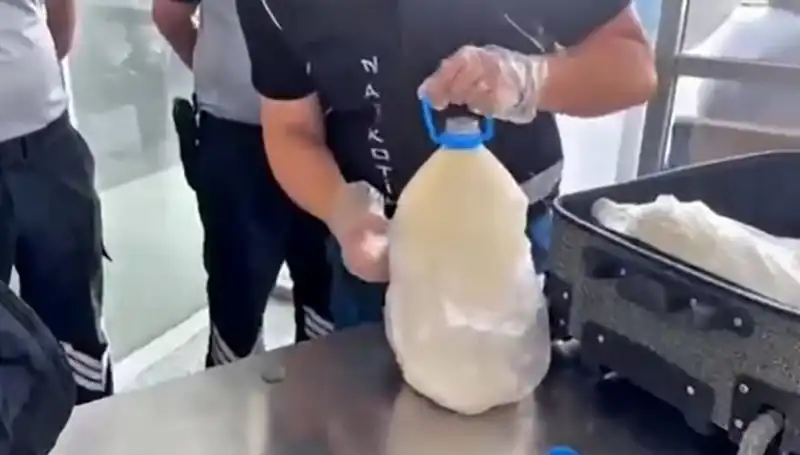 Havalimanında Yasa Dışı Madde: 12 Kilo 800 Gram Süt Şişesinde Ele Geçirildi