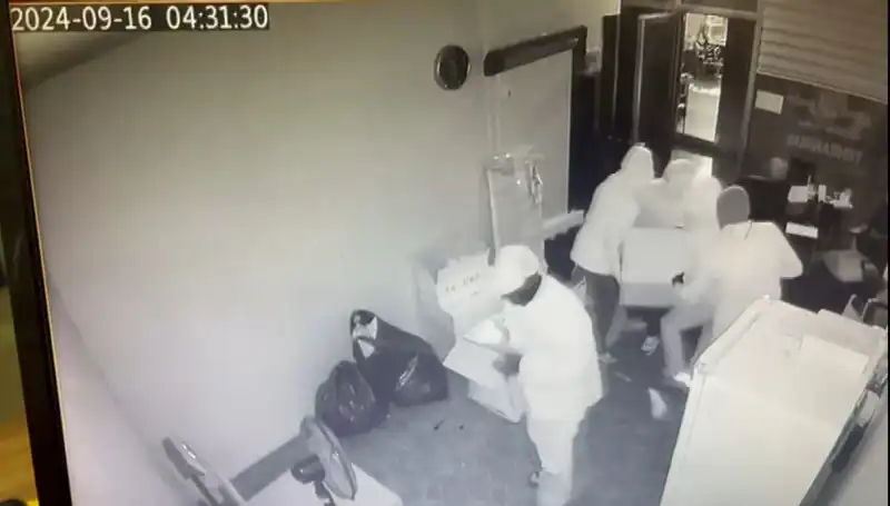 Binlerce Lira Değeri Olan Kasayı Çalarken Yakalayıp Sırtlayarak Götürdüler