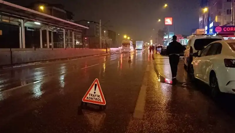 Bursa'da Güvenlik Önlemi Alan Polise Kamyonet Çarpması: Kaza ve Sonrası