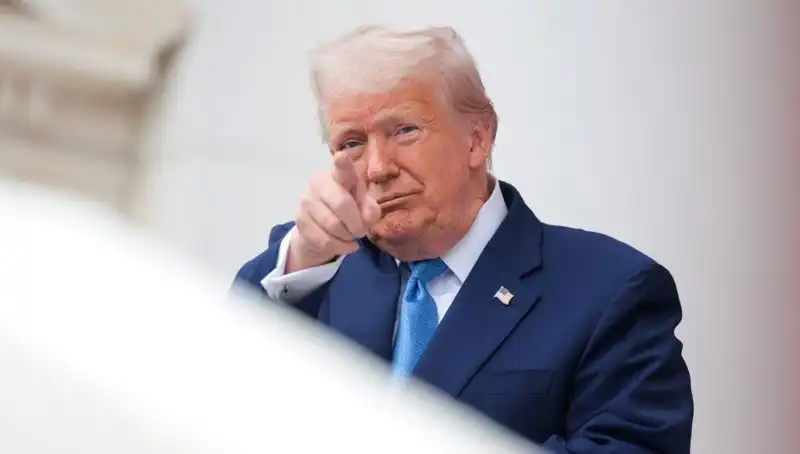 Adalet Bakanlığı, Trump'ın Epstein Belgelerinde Adının Geçtiğini Açıkladı!