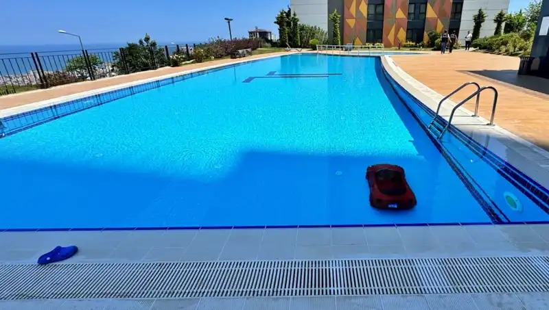 Samsun'da 4 Yaşındaki Çocuğun Akülü Arabası Havuzda Ters Döndü!