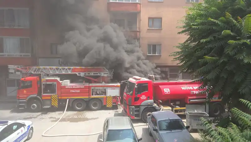 Niğde'de Beyaz Eşya Deposunda Dev Yangın! Gökyüzünü Karanlığa Bürüdü