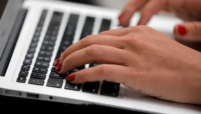 Laptop Mikrofonları Kapalıyken Bile Dinleyebilir mi? İşte Tehlikeli Gerçek!