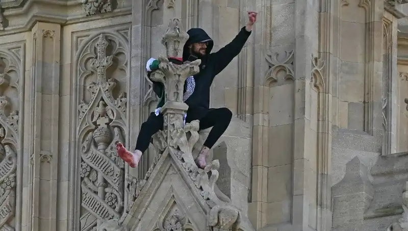 Londra'da Protesto: Filistin Bayrağıyla Big Ben’e Tırmanan Aktivistlerin Hikayesi