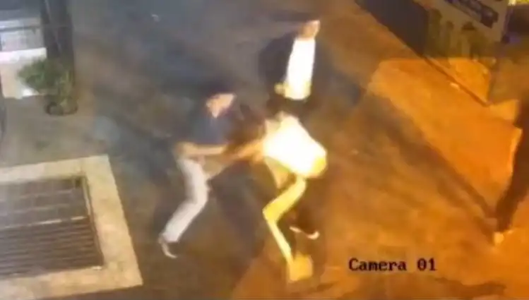İstanbul Sokaklarında Tekmeli Yumruklu Kavga: Güvenlik Kameraları Her Şeyi Kaydetti