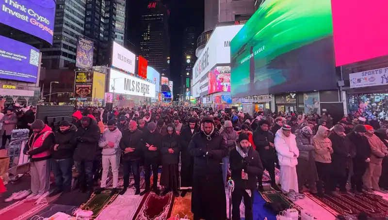 New York Times Meydanı’nda Tarihi Teravih Namazı İzni Verildi!