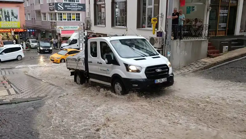 10 Dakikada Yaşanan Sağanak, Şehri Su Altında Bıraktı