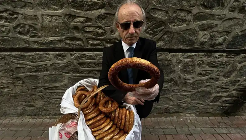 "Kravatlı Simitçi: İstanbul'un Sokaklarında Şıklığın Temsilcisi"