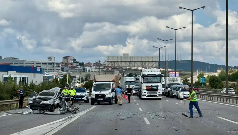 Otoyolda Traficin Felç Olmasına Neden Olan Kazada Üç Kişi Sıkıştı