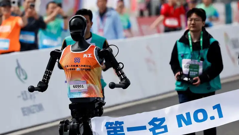 Çinli Robotlar İlk Kez İnsanlara Karşı Maraton Koştu, Gelecek Burada!