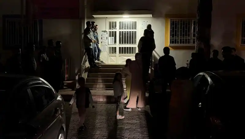 Anaokulu Kaydı İçin Gece Kuyruğuna Giren Aileler Gözleri Doldurdu