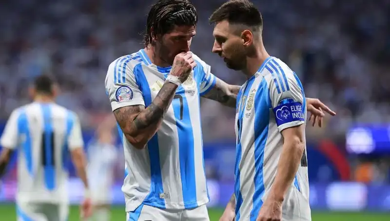 Rodrigo de Paul, Messi ile Yeniden Buluştu: Futbol Severler İçin Anlamlı Bir Görüntü