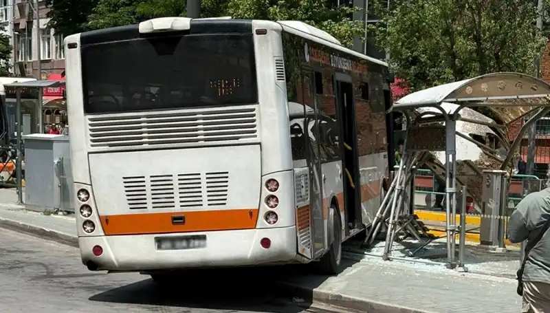 Belediye Otobüsü Tramvay Durağına Çarptı: Olay Anı Görüntülendi