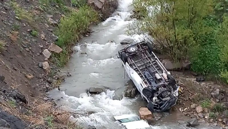 Hakkari'deki Minibüs Kazasında İki Can Kaybı ve Yaralılar