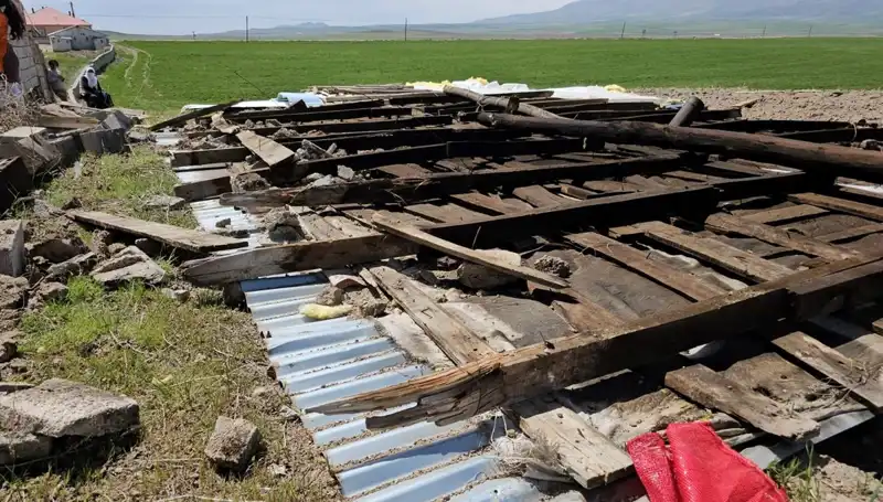 Fırtına Bitlis'i Vurdu: Çatılar Havada Uçuştu, Şehirde Hayat Durma Noktasına Geldi