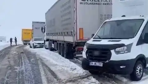 Kars-Ardahan Karayolu'nda Kar Yağışı: TIR'lar Yolda Kaldı!