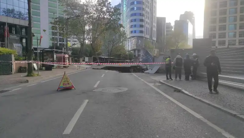 Sarıyer'de Aniden Meydana Gelen Yol Çökmesi Kazalara Davetiye Çıkardı