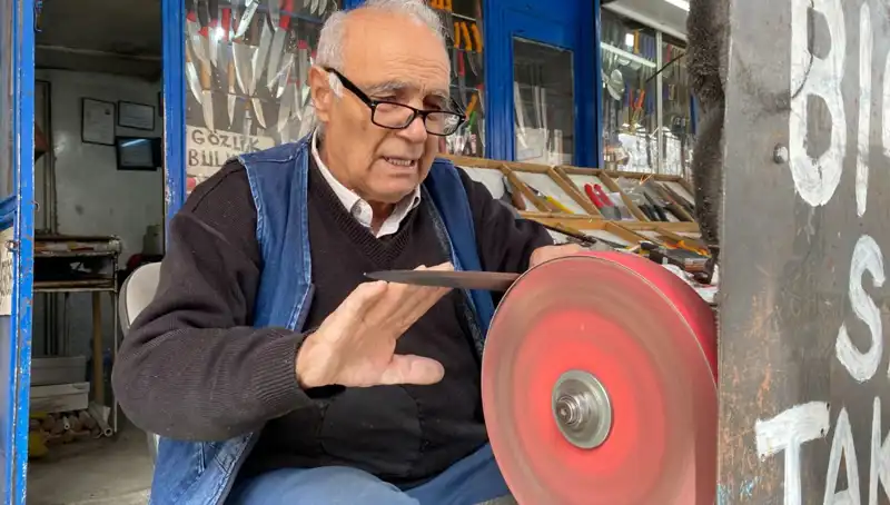 81 Yaşındaki Erhan Amca: Mesleği Keyif İçin Sürdürüyor