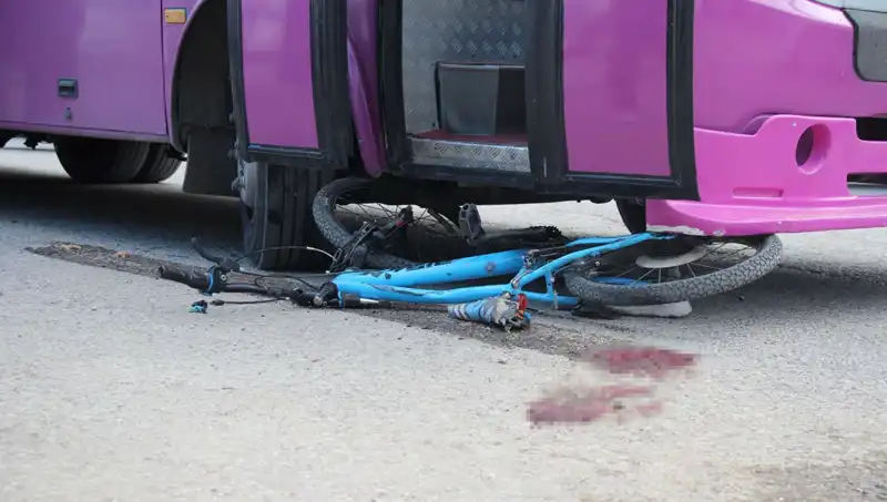 Çocuk Bisikletiyle Sokağa Fırladı, Otobüs Altında Kalarak Hayatını Kaybetti