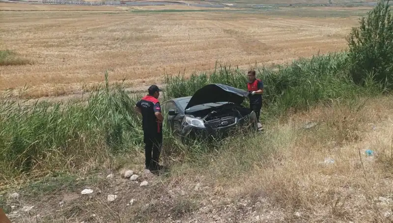 Otomobil Şarampole Uçtu: İki Kişi Yaralı, Kazanın Sebepleri Neler?
