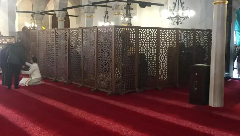 Kadın ve Erkeklerin Yan Yana Teravih Namazı Kılma İddiası Nedir?