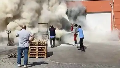Avm Deposunda Yangın Paniği: Alevler İçinde Kalan Eşyalar