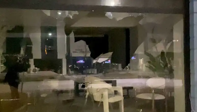 Mobilya Mağazasına Taşlı Saldırı: Saldırganlar Kaçarken İş Yerinde Büyük Hasar!