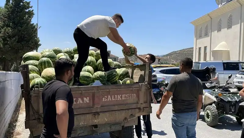 Sokakları Karpuzla Dolduran İyilik Hareketi: Ücretsiz Dağıtım Etkinliği