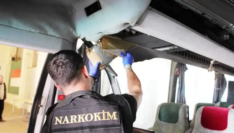 Sınırda Yakalanan Otobüsle 77 Kilo Uyuşturucu Skandalı