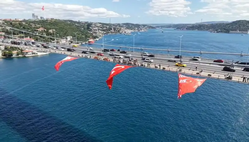 Türkiye'nin İlleri Bayraklarını Zirveye Taşıdı: Dev Türk Bayrağı Köprüde Dalgalanıyor