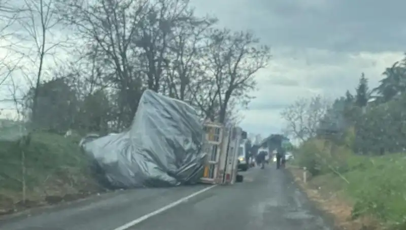 Tekirdağ’da Saman Yüklü TIR Devrildi: Kazanın Sebepleri Neler?