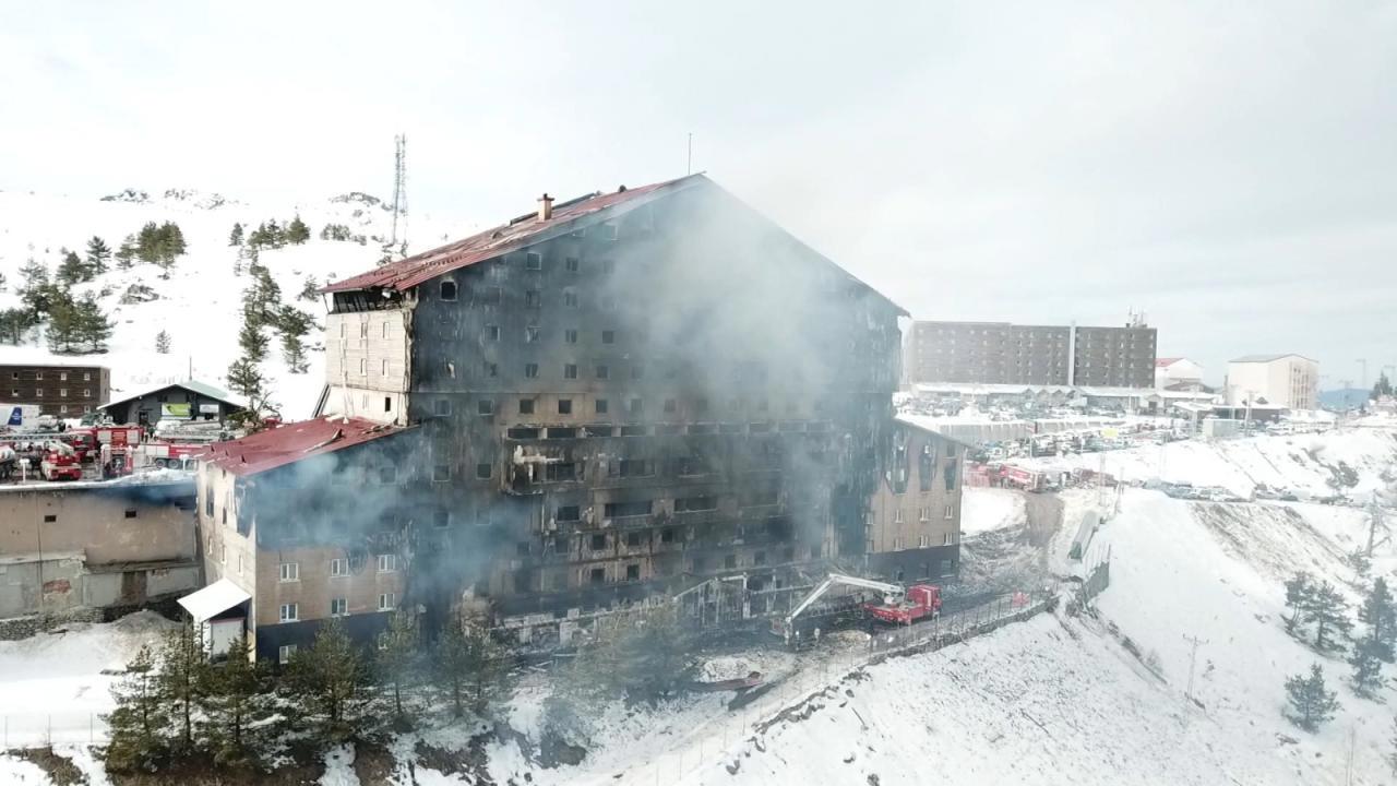 Bakan Tunç: Otelden yangınla ilgili 4 kişi gözaltına alındı