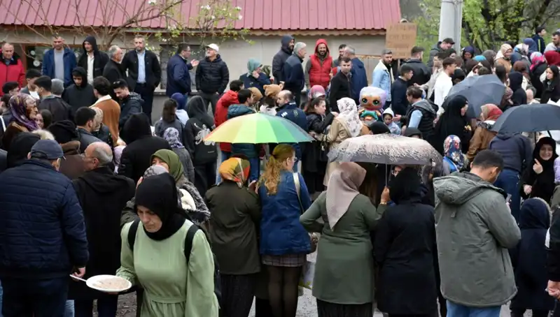 Bir Asırlık Geleneğin Devamı: 12 Bin Kişi Bayramlaşmak İçin Bir Araya Geldi