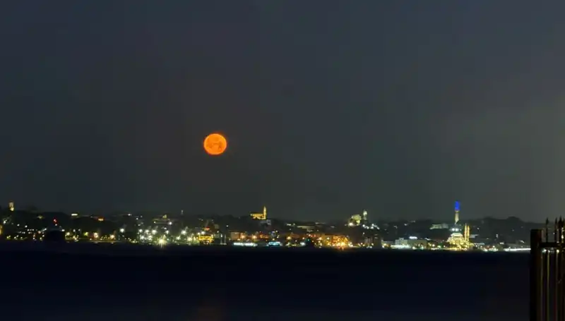 Çilek Dolunayı İstanbul’u Aydınlattı: Tabloluk Manzaralar Eşliğinde Geceye Dair